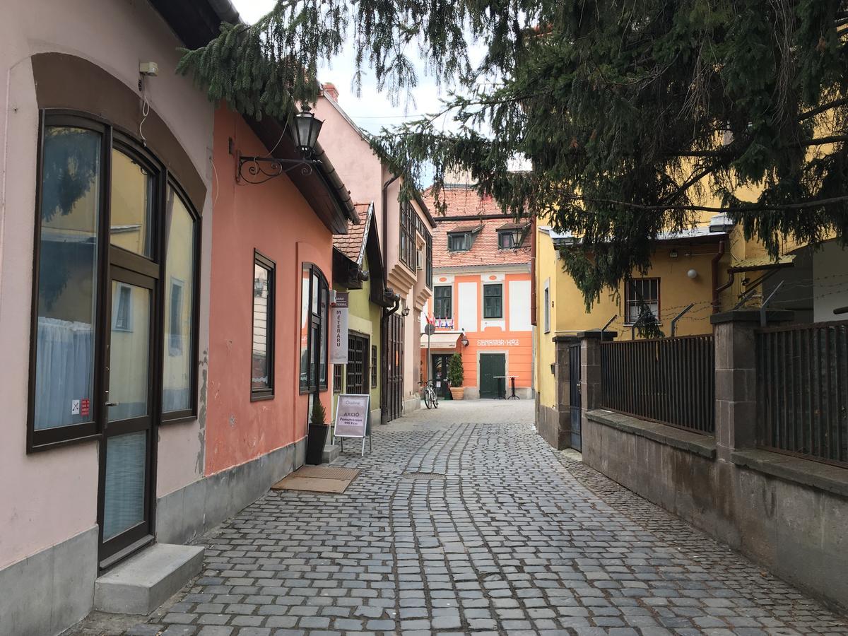 Macskakő *